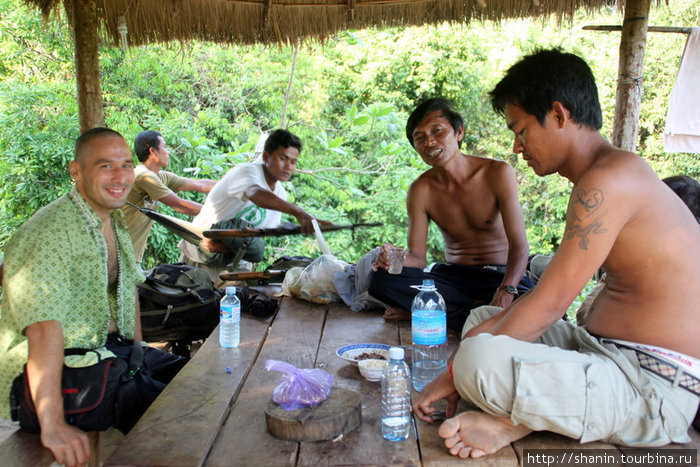 Единение с местными жителями путем совместного распития горячительных напитков Кампот, Камбоджа