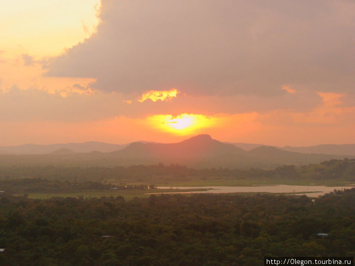 С горы открывается вид на закат Дамбулла, Шри-Ланка
