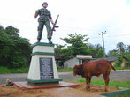 Слева собака, справа бычок- охраняют памятник