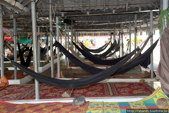 Гамаки в ресторане. Если утомился или перепил, в них же можно и спать — прямо не отходя от стола — вернее от циновки на полу Пномпень, Камбоджа