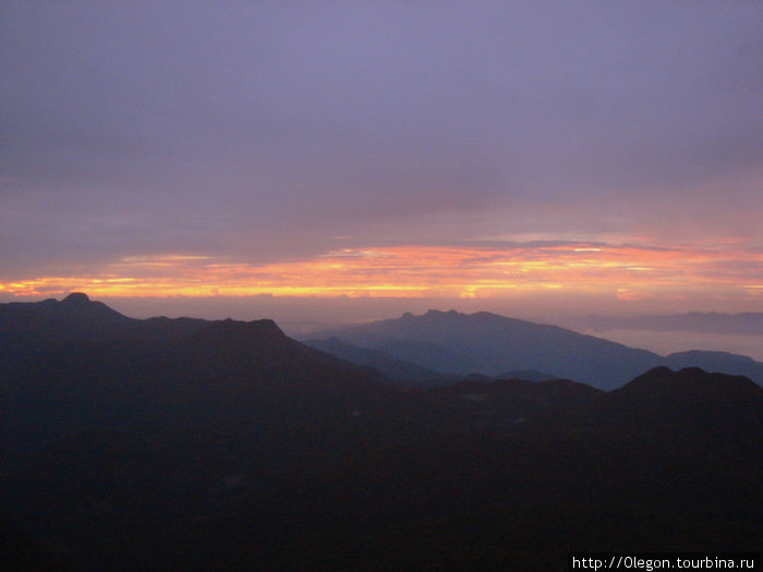 Ночь, подъём на гору и вот прорезаются первые лучи Шри Пада Пик (Пик Адама 2243м)  заповедник дикой природы, Шри-Ланка