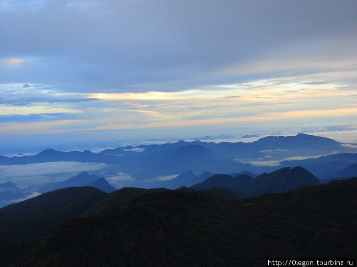 Потихоньку горы освещаются Шри Пада Пик (Пик Адама 2243м)  заповедник дикой природы, Шри-Ланка