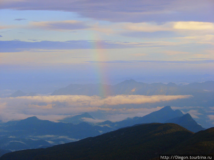 Рассветные краски плюс радуга Шри Пада Пик (Пик Адама 2243м)  заповедник дикой природы, Шри-Ланка