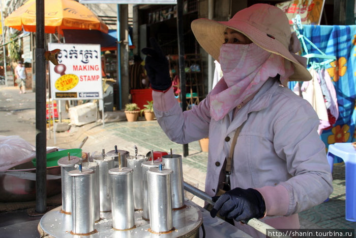 Работать приходится в перчатках и марлевой повязке Пномпень, Камбоджа