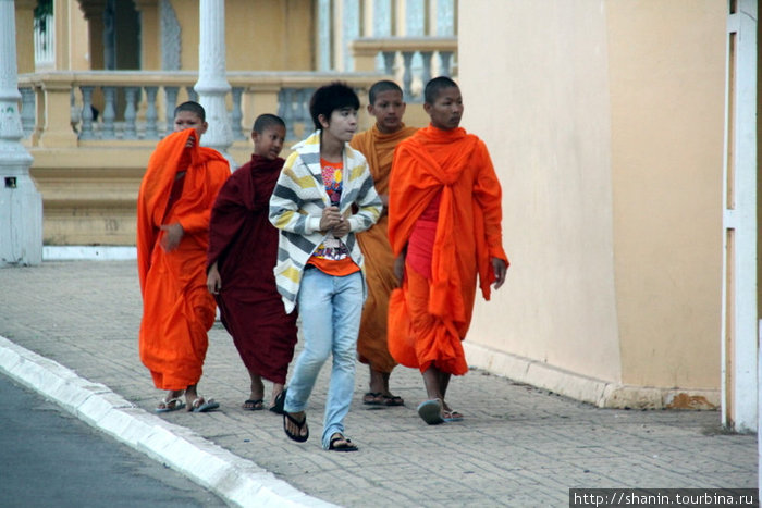 Буддистские монахи прогуливаются по улице Пномпень, Камбоджа