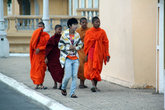 Буддистские монахи прогуливаются по улице