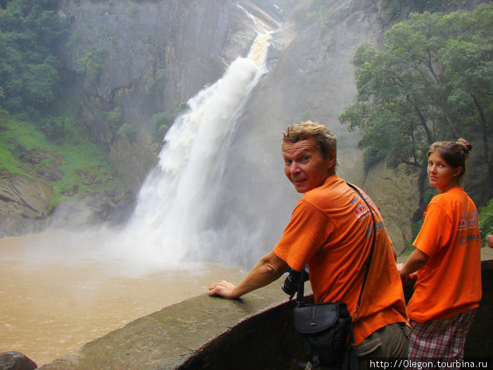 С видом на водопад Бадулла, Шри-Ланка
