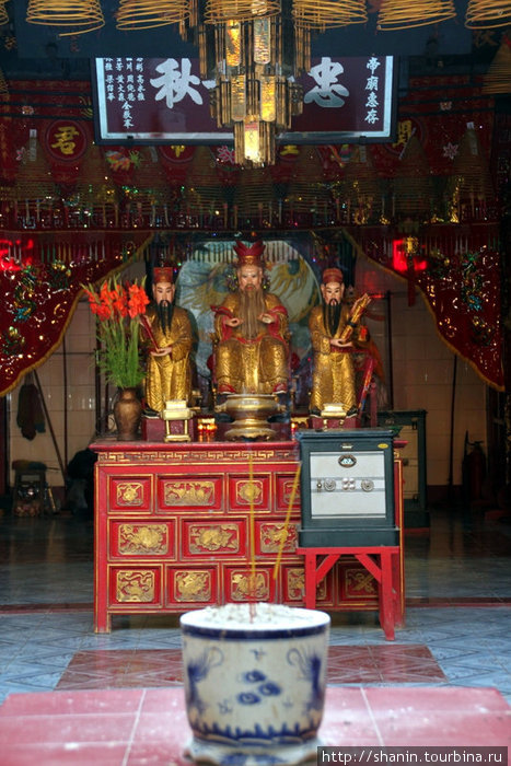 Алтарь в китайском храме Дельта реки Меконг, Вьетнам