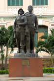 Памятник героям у Главпочтамта