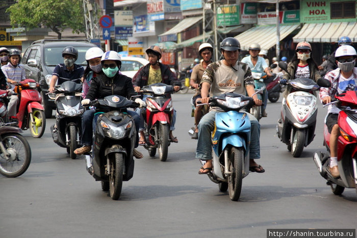 Мотоциклисты на улице Хошимина Хошимин, Вьетнам