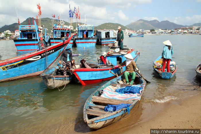 Лодки у берега Нячанг, Вьетнам