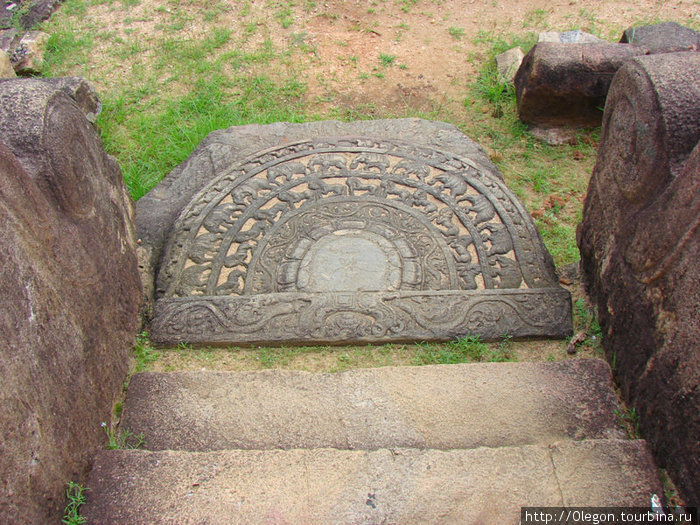 Лунный камень Полоннарува, Шри-Ланка