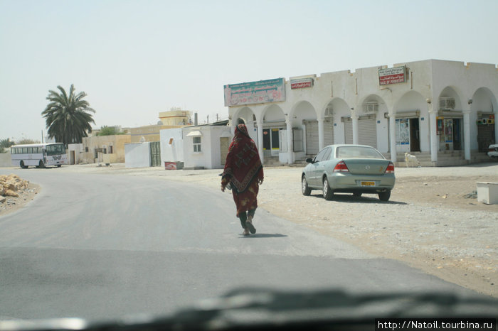 Очередная деревушка, которых много по стране, типичный местный магазин и нетипичный местный житель, обычно так они не одеваются. Маскат, Оман
