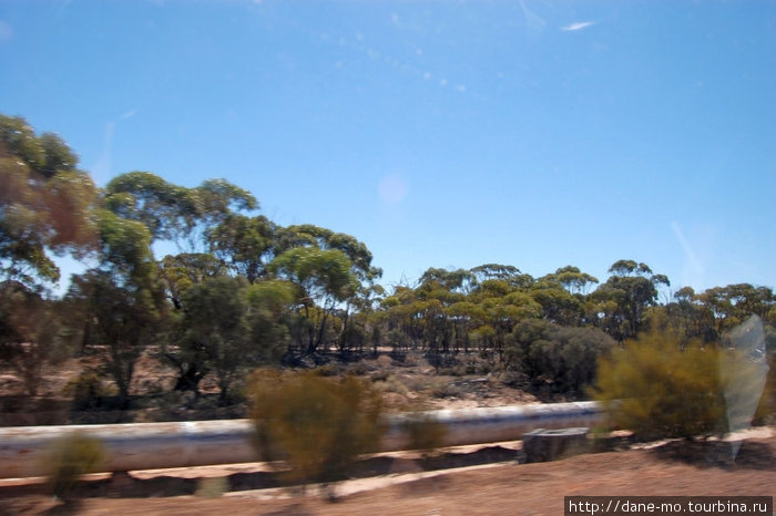 Водопровод проложен вдоль трассы Штат Западная Австралия, Австралия