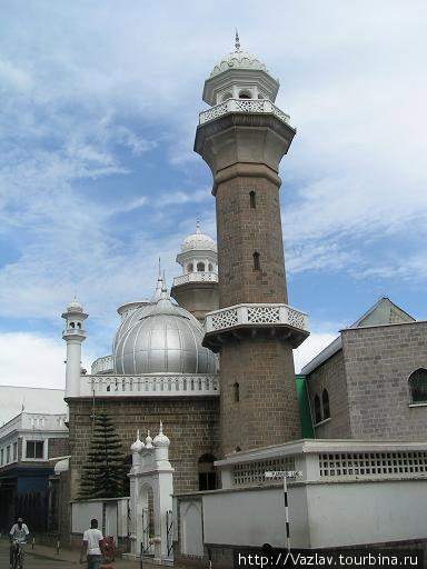 Минареты и купола мечети