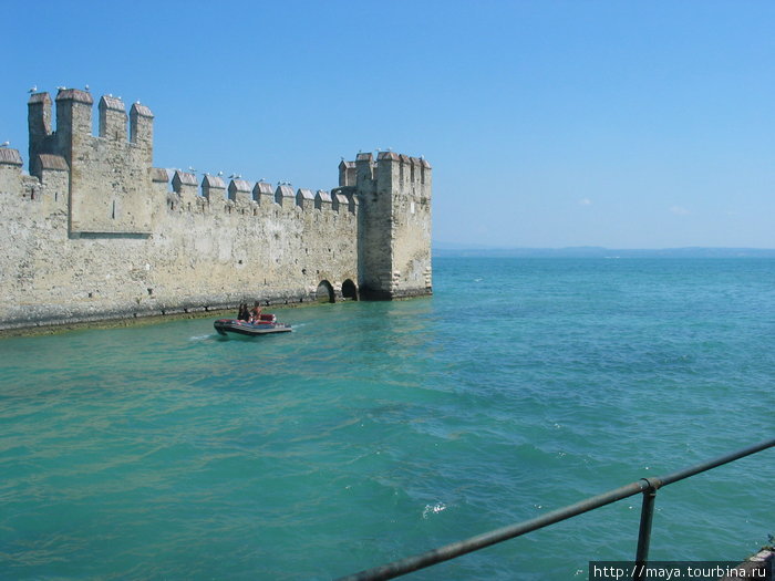 Знаменитый замок Скалигеров возвышается из воды, охраняя подступ к городу. Сирмионе, Италия