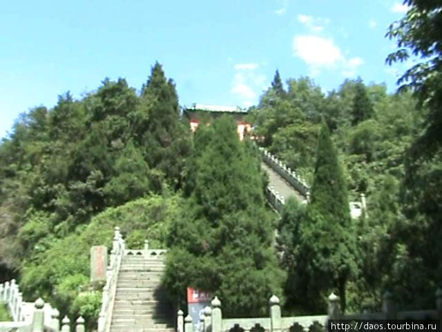 Храм Лао-цзы на живописном холме Уданшань, Китай