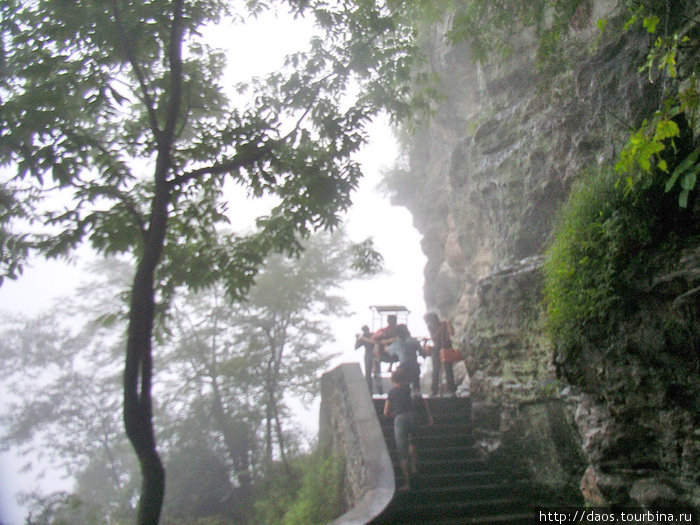 Покорять горные вершины на паланкинах Уданшань, Китай