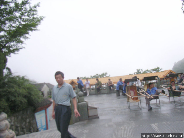 Носильщики паланкинов на площадке ждут пассажиров Уданшань, Китай
