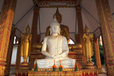 Сидящий Будда в окружении золотых Будд