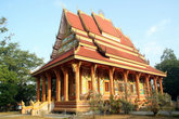 Типичнейший храм — такой можно увидеть где угодно в Таиланде — и в столице Лаоса