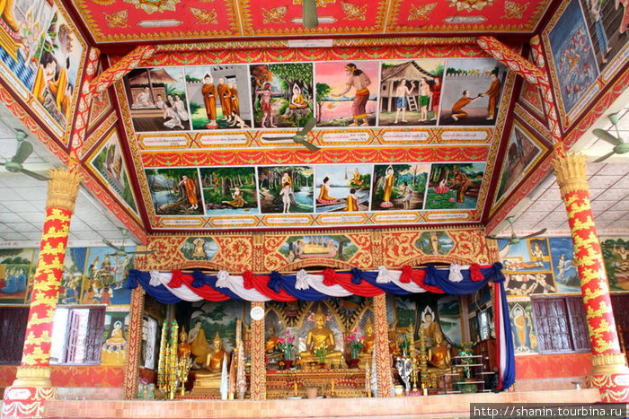 В храме всегда много картинок. Если не хватает места на стенах, рисуют на потолке Вьентьян, Лаос