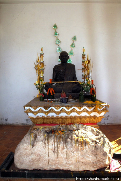 Это не Будда, а статуя местного уважаемого монаха Вьентьян, Лаос