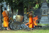 Монахи сжигают старые украшения