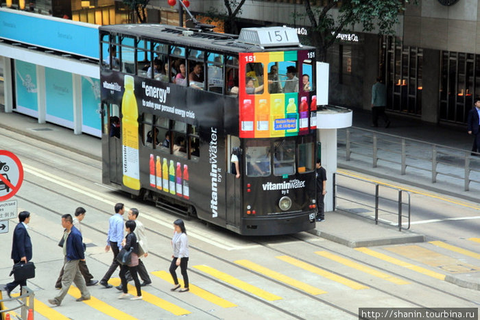 Двухэтажный трамвай у пешеходного перехода Гонконг