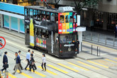 Двухэтажный трамвай у пешеходного перехода