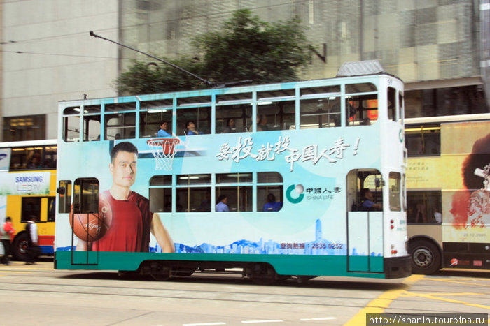Двухэтажный трамвай с рекламой баскетбола Гонконг