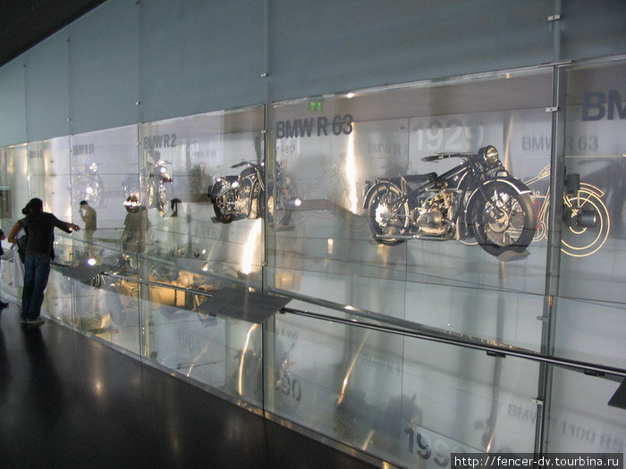 В музее представлены оригинальные модели БМВ, начиная с мотоциклов 30х годов Мюнхен, Германия