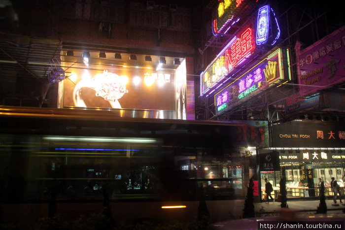 Ночью в Коулуне улицы освещены светом реклам Коулун, Гонконг