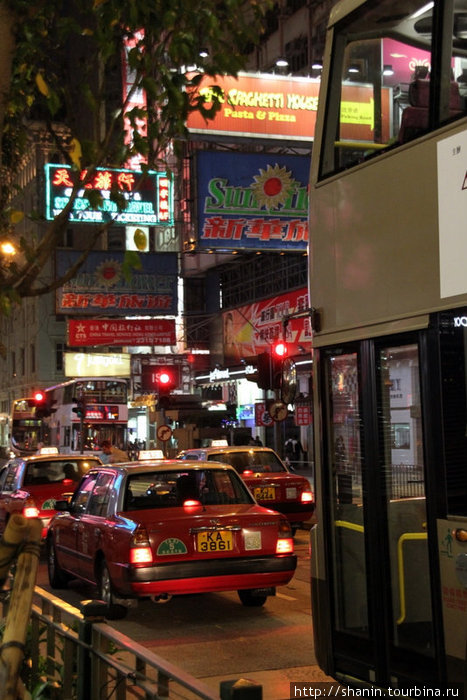 Несмотря на поздний час, улицы запружены транспортом Коулун, Гонконг
