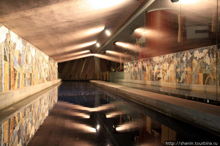 Подземный переход как произведение искусства Коулун, Гонконг