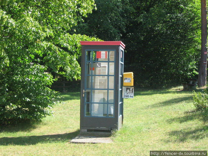 Телефонные будки тут есть даже в окрестных лесах. Австрия.