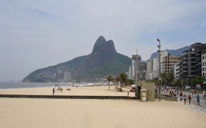 это начало пляжа Ипанема, за спиной его продолжение Рио-де-Жанейро, Бразилия