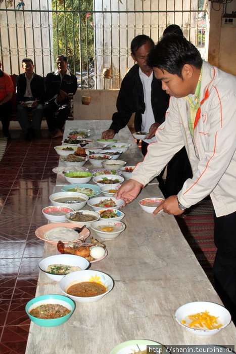 В мисках еда, приготовленная в разных домах и принесенная для монахов Удон-Тани, Таиланд