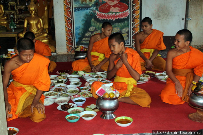Монахи уже наелись, а еды еще много Удон-Тани, Таиланд