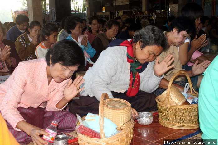 Прихожане молятся и льют воду — часть ритуала поклонения Удон-Тани, Таиланд