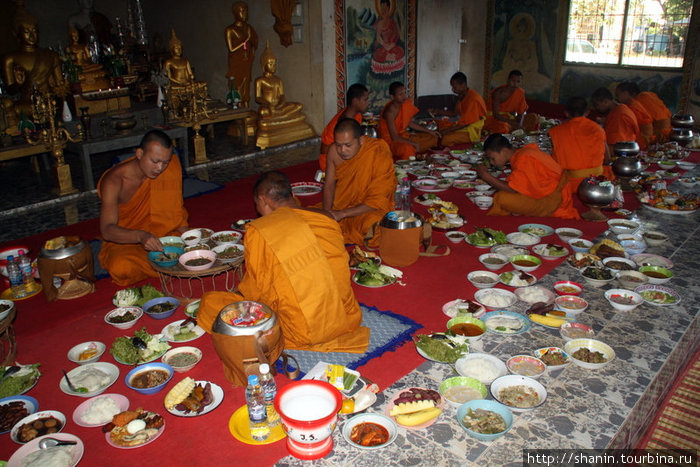 Монахи среди моря еды Удон-Тани, Таиланд