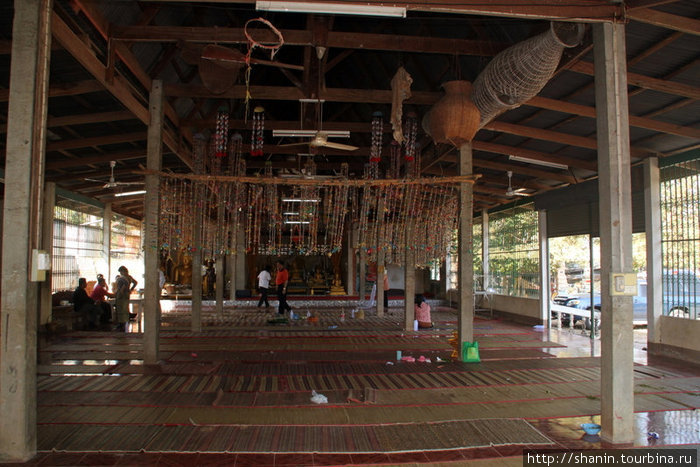 После окончания церемонии в храме опять пусто Удон-Тани, Таиланд