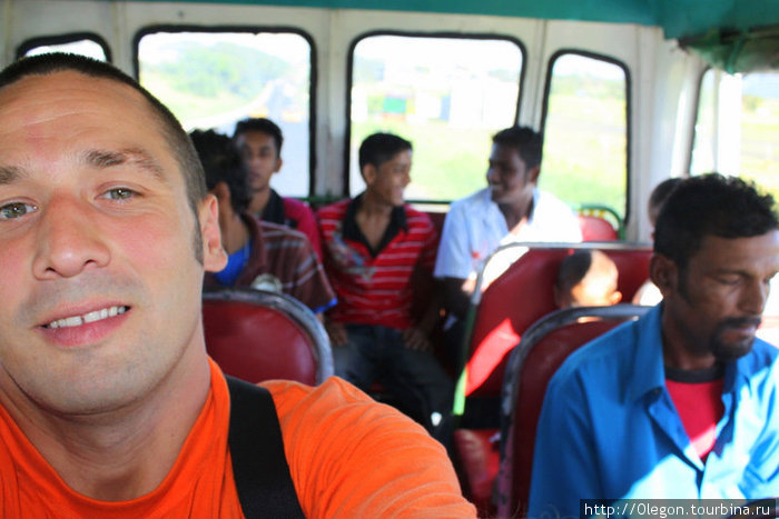 в автобусе я начал приглядываться к местному населению Нанди, остров Вити-Леву, Фиджи
