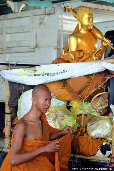 Будда с нами. Буддисты перевозят Будду на остров Ко-Чанг на пароме Остров Чанг, Таиланд