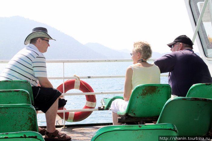 Туристы на палубе парома Остров Чанг, Таиланд