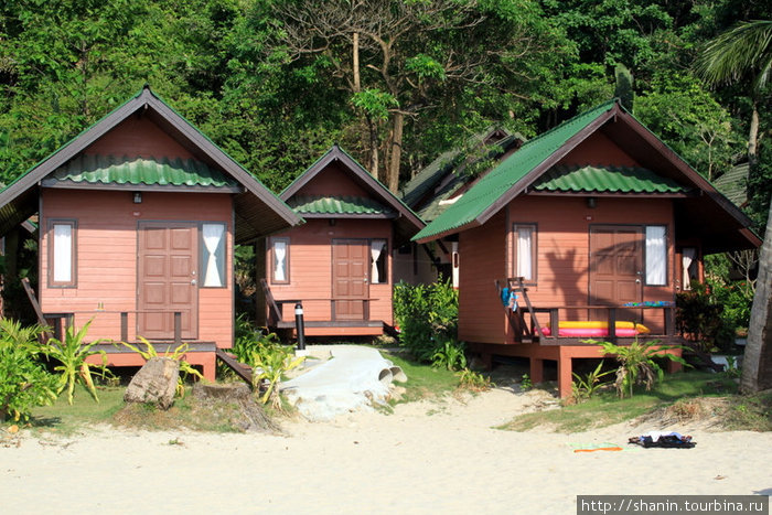 Деревянные бунгало на краю пляжа Остров Чанг, Таиланд