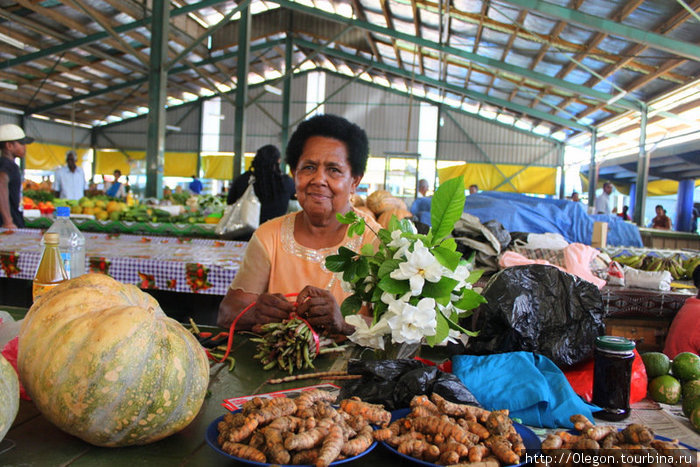 здание рынка- продавщица с цветами Нанди, остров Вити-Леву, Фиджи
