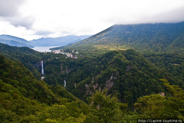 Вид с плато Акетидайра на озеро, горы и водопады Никко, Япония