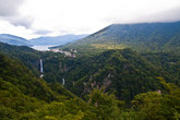 Вид с плато Акетидайра на озеро, горы и водопады
