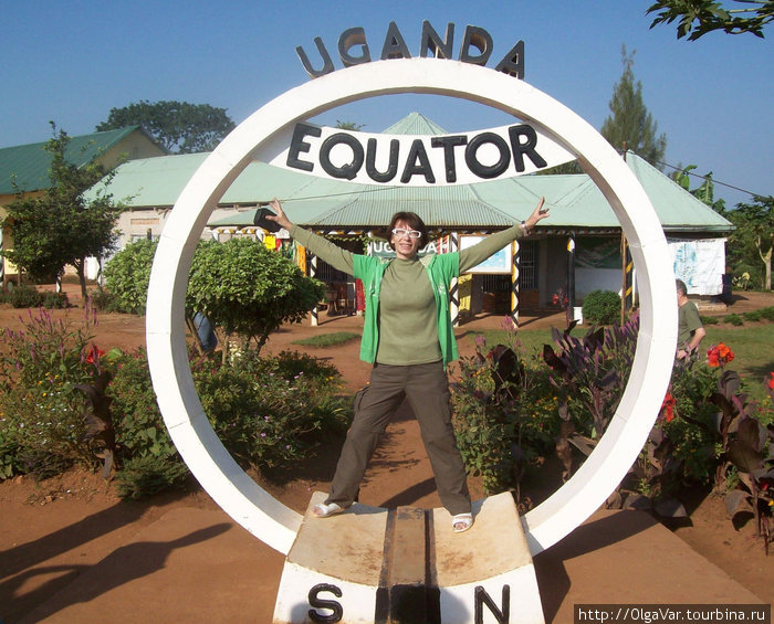 Середина Земли — через поселок  Kayabwe проходит экватор Бвинди Национальный Парк, Уганда